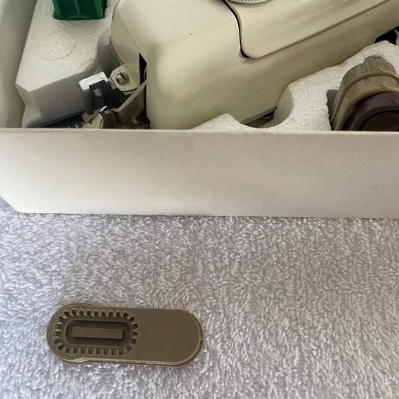 Singer Professional Buttonholer for Slant Needle Zig-Zag Sewing Machines - Picture 5 of 10